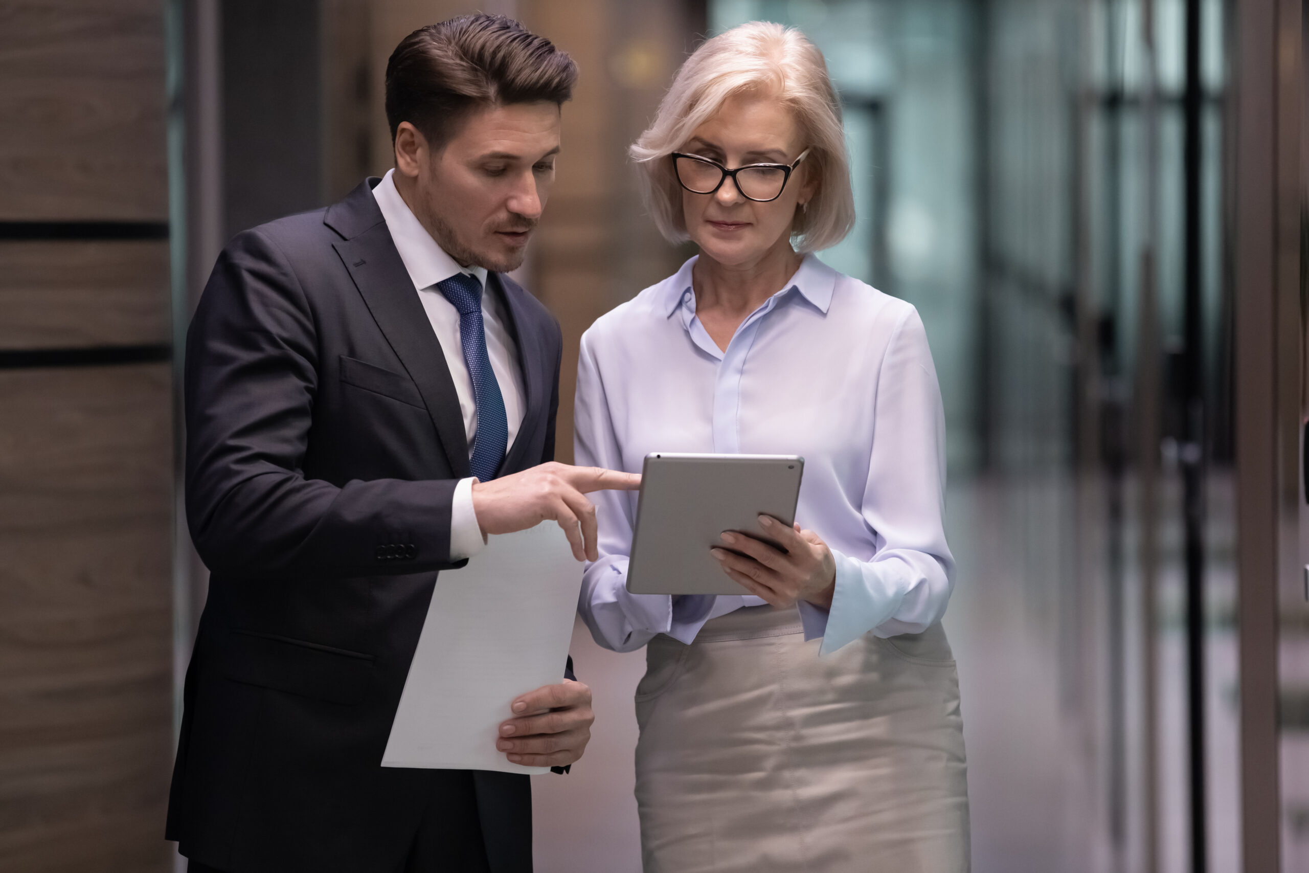directeur transformation digitale en réunion stratégique